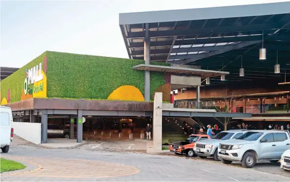  ??  ?? Mall San Gabriel está ubicado en el kilómetro 19, sobre la autopista que conecta el bulevar Constituci­ón y San Salvador.