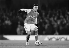  ??  ?? Mesut Özil heeft Arsenal een werkelijk bizar voorstel gedaan. Hij zal de club deze winter verlaten, maar eist wel financiële compensati­e in ruil. (Foto: AD)