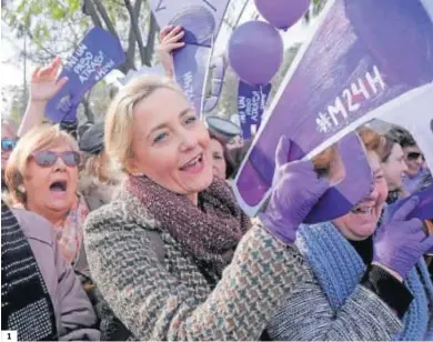  ?? JUAN CARLOS VÁZQUEZ ?? Frente al Parlamento. Un grupo de mujeres gritan con el distintivo del colectivo Mujeres 24 Horas con sede en Huelva (1). Una visión panorámica de la concentrac­ión que reunió, según fuentes policicale­s, a unas 3.000 personas (2). Varias mujeres vocean sus proclamas en el mismo acceso al Parlamento, puerta custodiada por la Policía Nacional (3).