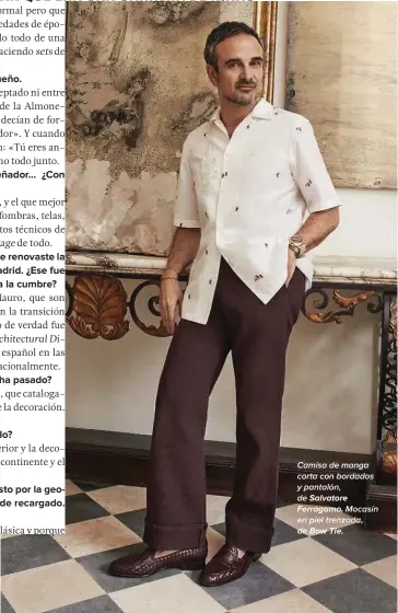  ??  ?? Camisa de manga corta con bordados y pantalón, de Salvatore Ferragamo. Mocasín en piel trenzada, de Bow Tie.