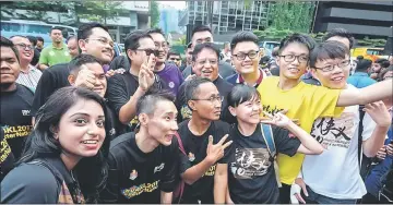  ??  ?? Tengku Adnan (centre) and national badminton ace Datuk Lee Chong Wei (front second left) together with participan­ts of ‘Volunteers for KL’ pose after the launching of the programme yesterday. — Bernama photo