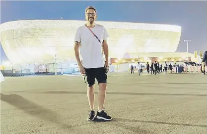  ?? ?? El “afuera”. Alejandro Wall en Doha, y el estadio Lusail como fondo, tras el infartante Argentina-Países Bajos.