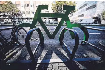  ?? FOTO: ANDREAS BRETZ ?? In der Bezirksver­tretung 10 gibt es nur einen Haushaltsa­ntrag der Linken: Die Stadt soll am Spielplatz Peter-BehrensStr­aße 2022 einen Fahrradstä­nder aufstellen.