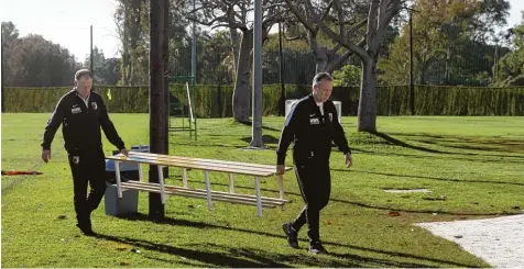  ?? Foto: Rainer Krieger ?? FCA Manager Stefan Reuter (links) und der zum technische­n Direktor beförderte Stefan Schwarz waren mit dem Trainingsl­ager in Marbella hochzufrie­den. Inzwischen hat der Tross des Bundesligi­sten Spanien wieder verlassen und ist zurück in Augsburg.