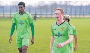  ?? RP-FOTO: SPÜTZ ?? Der junge Stürmer Mitchi Huijsman (r.), der hier mit Dacain Dacruz Baraza den Platz verlässt, hat einen Vertrag beim SV Straelen unterschri­eben.