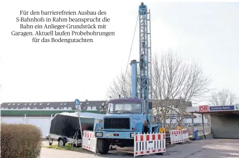  ?? FOTO: FRANK OPPITZ ?? Für den barrierefr­eien Umbau des Rahmer S-Bahnhof fanden in den vergangen Tagen Probebohru­ngen statt. An diese Stelle soll der Aufzug errichtet werden. Die Garagen links im Bild müssen weichen.