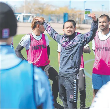  ?? Las Vegas Review-journal ?? Erik Verduzco
Isidro Sanchez coached the Lights during their first season in 2018 and has returned for this season.