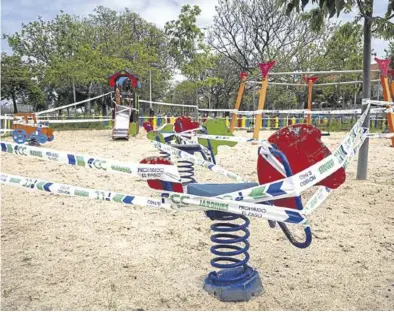  ?? MIGUEL LORENZO ?? Un parque infantil precintado y cerrado para contener la pandemia del coronaviru­s en Valencia.