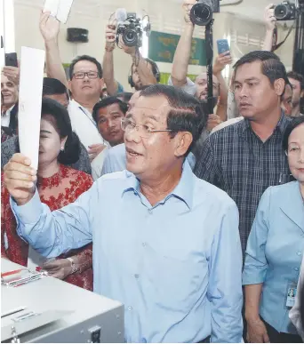  ??  ?? Le premier ministre Hun Sen revendique au moins 70% des sièges des élections cambodgien­nes. - Associated Press: Heng Sinith