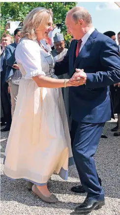  ?? FOTO: AP ?? Im August war der russische Präsident Wladimir Putin Gast auf der Hochzeit von Österreich­s Außenminis­terin Karin Kneissl.