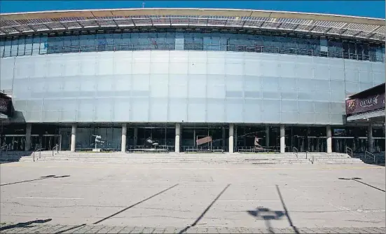  ?? INMA SAINZ DE BARANDA ?? La façana de tribuna del Camp Nou, ahir, neta, serà
coberta a partir d’aquesta setmana amb publicitat de
Rakuten