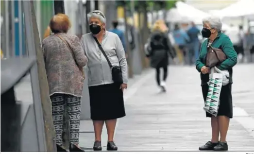  ?? M.C.I.C. ?? Dos mujeres se saludan en una calle de Algeciras.