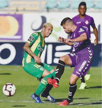  ??  ?? Sérgio Peña, do Tondela, perde num duelo com Nuno Valente