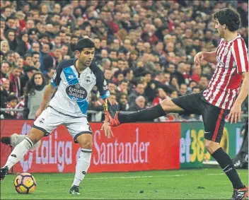  ??  ?? Juanfran, ante San José en el último Athletic de Bilbao-Deportivo de Liga y con Neymar en una imagen de un Barça-Depor disputado hace dos temporadas en el Camp Nou. El lateral tiene mucha experienci­a en Primera