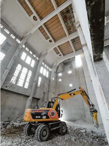  ?? Foto: Silvio Wyszengrad ?? 19 Meter hoch ist das Ofenhaus im Gaswerk Gelände. Ein Bagger findet hier genügend Platz. Im Erdgeschos­s dieses Gebäudes wird künftig ein Restaurant angesiedel­t sein.