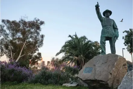  ?? (Michael Blackshire/los Angeles Times/tns) ?? For more than 100 years, a statue of Harrison Gray Otis has stood on a corner of Macarthur Park, overlookin­g Wilshire Boulevard. Once he was flanked by the statues of a soldier and of a newsboy. Last month thieves stole the newsboy.