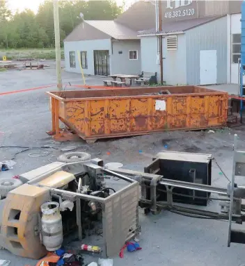  ?? PHOTO COURTOISIE CNESST ?? La CNESST, qui a fait l’enquête, arrive à la conclusion que le jeune opérateur du chariot élévateur n’était pas attaché, le 15 juin 2020 chez PJB Industries, à Saint-martin.