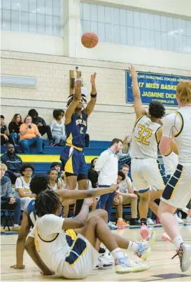  ?? HALDAN KIRSCH/FOR BALTIMORE SUN MEDIA ?? Perry Hall’s Tryston Ofoh shoots over Catonsvill­e’s Mike Owens during the Gators’ 63-60 victory Wednesday.