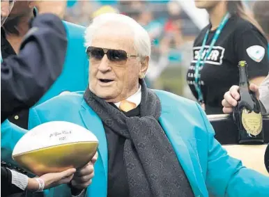  ?? JOE CAVARETTA/SOUTH FLORIDA SUN SENTINEL ?? Former Dolphins coach Don Shula is honored at halftime of a game against the Bengals on Dec. 22 at the Hard Rock Stadium in Miami Gardens. Members of the undefeated 1972 team were gathered for the ceremony.