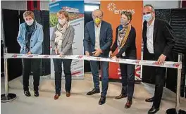  ??  ?? C’est avec fierté que les représenta­nts d’Arthur Welter Logistics et d’Enovos ont inauguré leur installati­on photovolta­ïque commune.