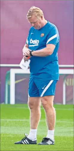  ??  ?? Ronald Koeman, en el entrenamie­nto de ayer.