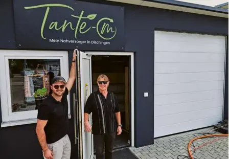  ?? Foto: Markus Brandhuber ?? Aron und Franz Wörrle (von links) sind die Betreiber des neuen „Tante-m“-ladens nahe der Egauhalle in Dischingen. Eröffnung ist am 4. Mai.