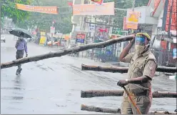  ?? DEEPAK GUPTA/HT PHOTO ?? There was hardly any traffic movement in the Bhoothnath market area, which was barricaded after restrictio­ns came into force in four big containmen­t zones of Lucknow on Monday.
