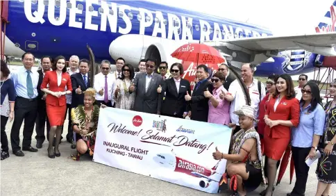  ??  ?? Christina (seventh right) and Abdul Karim (eighth right) pose with AirAsia’s Kuching-Tawau route delegation. AirAsia yesterday launched Kuching-Tawau direct flight. — Bernama photo