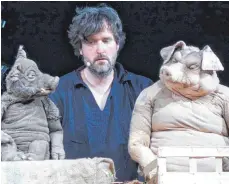  ?? FOTO: HUB ?? Michael Hatzius mit zwei der „Drei Schweine“, mit denen er und seine Partnerin Dorothee Carls das Ulmer Zelt bestens unterhielt­en.