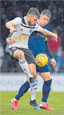  ?? Picture: SNS Group. ?? Aaron Drinan is closed down by Dundee’s Josh Meekings.