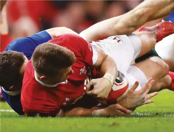  ??  ?? Never grounded: Dan Biggar had a French arm under the ball when he scored