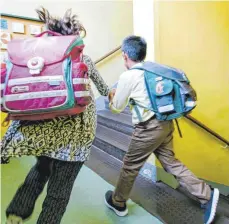  ?? ARCHIVFOTO: DPA/MOLTER ?? Auch wenn der Schulbesuc­h kostenlos ist und Schulbüche­r durch das Land gestellt werden, müssen Eltern für Klassenfah­rten oft tief in die Tasche greifen.