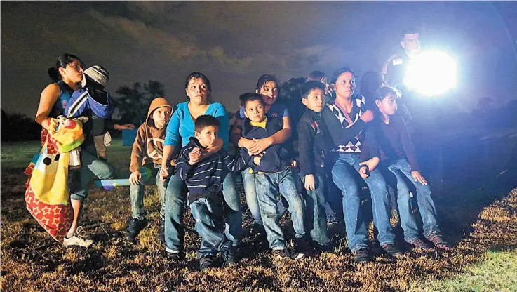  ??  ?? Sufrimient­o. Más de 20,000 menores inmigrante­s han sido separados de sus padres el último año.