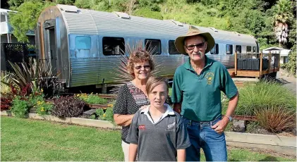  ?? PHOTOS: TERESA RAMSEY/STUFF ?? Norelle and Steve Broughton and grandson Liam Arthur love their new home on board a train.