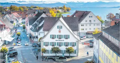  ?? FOTO: AH ?? Dreh- und Angelpunkt: Am 8. November entscheide­n die Wähler, wer in den nächsten acht Jahren als Bürgermeis­ter im Langenarge­ner Rathaus sitzt.