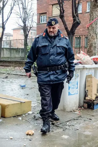  ?? (foto Corner) ?? In servizio Una delle guardie giurate assoldate dall’Aler per la sicurezza al lavoro a San Siro