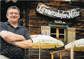  ??  ?? Kurt Klammer führt im elften Sommer die Lammersdor­fer Hütte und ist bemüht, sämtliche Corona-Vorgaben zum Schutz seines Teams und der Gäste einzuhalte­n. ÿ