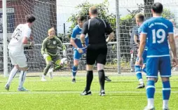  ?? Foto: Stefan Hageböke ?? Erneut großer Rückhalt: Hiddenhaus­ens Torwart Tim Viergutz (im grünen Dress) pariert den Ball nach dem Schuss des Holser Angreifers Levin Kohl (l.).