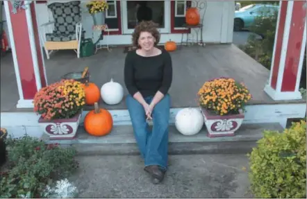  ?? OSCAR GAMBLE — DIGITAL FIRST MEDIA ?? Carolyn Kelly enjoys decorating her Blue Bell home for the fall season.