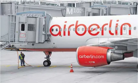  ?? FOTO: DPA ?? Ein Flugzeug von Air Berlin am Flughafen München: An mehreren deutschen Flughäfen kam es auch am Mittwoch wegen umfangreic­her Krankmeldu­ngen von Piloten der insolvente­n Air Berlin zu Flugausfäl­len.
