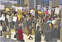  ??  ?? Caos. El fin de semana hubo protestas en varios aeropuerto­s mientras ciudadanos de los siete países bloqueados eran retenidos por Inmigració­n.