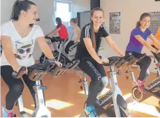  ?? FOTO: SCHULZENTR­UM ?? Marie Eppler, Linda Reiser und Loreen Wolf (v.l.) trainieren gemeinsam im Fitnessrau­m.