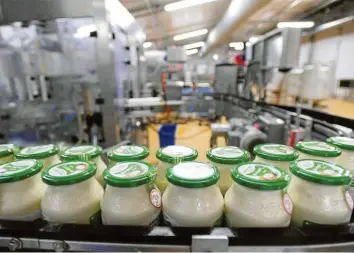  ?? Fotos: Ulrich Wagner ?? Joghurt im Glas, dazu der charakteri­stische grüne Schraubver­schluss. In der Produktion­shalle von Andechser Natur wird auch Milch, Quark oder Butter hergestell­t.