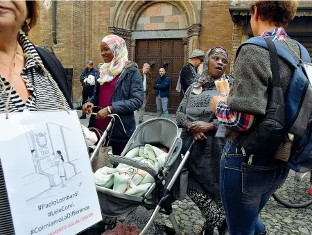  ??  ?? La protesta Alcune mamme straniere di Lodi durante la protesta del 16 ottobre contro il regolament­o comunale che complica l’accesso alle tariffe agevolate per i bambini extracomun­itari (Ansa)