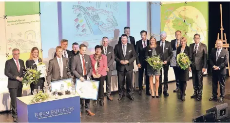  ?? FOTO: KREIS-WFG ?? Die Preisträge­r 2017 neben Landrat Wolfgang Spreen und den Mitglieder­n der Jury.