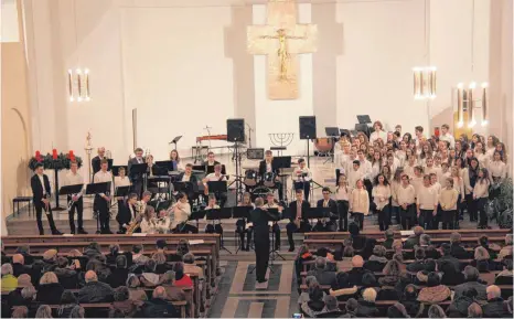  ?? FOTO: THG ?? Für ihren Auftritt erhielten die Musikensem­bles des Theodor-Heuss-Gymnasiums bei m Adventskon­zert in der Salvatorki­rche viel Applaus.