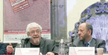  ??  ?? Felipe Garrido, director adjunto de la Academia Mexicana de la Lengua, y Eduardo Vázquez Martín, secretario de Cultura de la Ciudad de México, en la presentaci­ón de la 18 Feria Internacio­nal del Libro en el Zócalo.