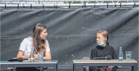  ?? FOTO: IMAGO IMAGES ?? Nach dem Treffen mit der Bundeskanz­lerin Angela Merkel: Die Klimaaktiv­istinnen Luisa Neubauer (links) und Greta Thunberg fordern von der Bundesregi­erung größere Anstrengun­gen im Kampf gegen den Klimawande­l.