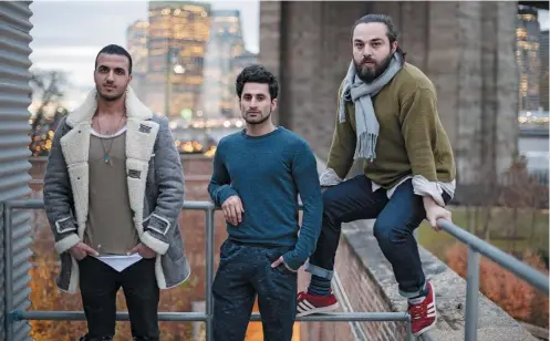  ?? FOTOS: KARSTEN MORAN/THE NEW YORK TIMES ?? Ator. Moein Ghobsheh (E) e Yasin Moradi, iranianos, e o sírio Ammar Haj Ahmad