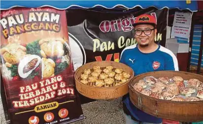  ?? FILE PIC ?? Ariff Fikhri Abdul Rashid showing the steamed buns, shaped like mushrooms and roasted chicken, that he sells in Kuantan.